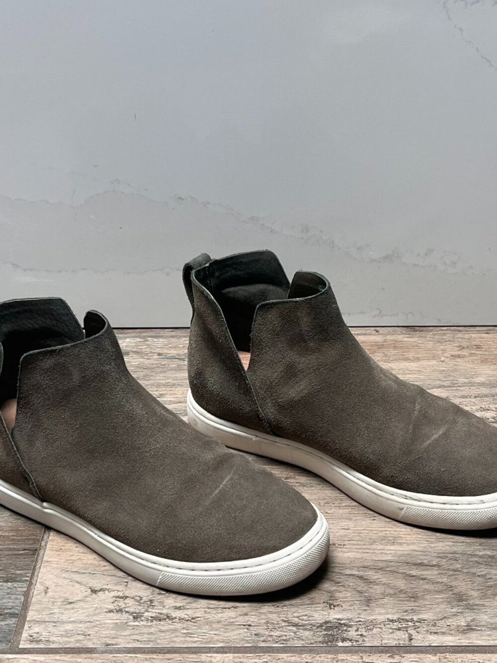 Birdies Falcon Water Resistant Suede Sneaker Olive Green Color Women's Size 7